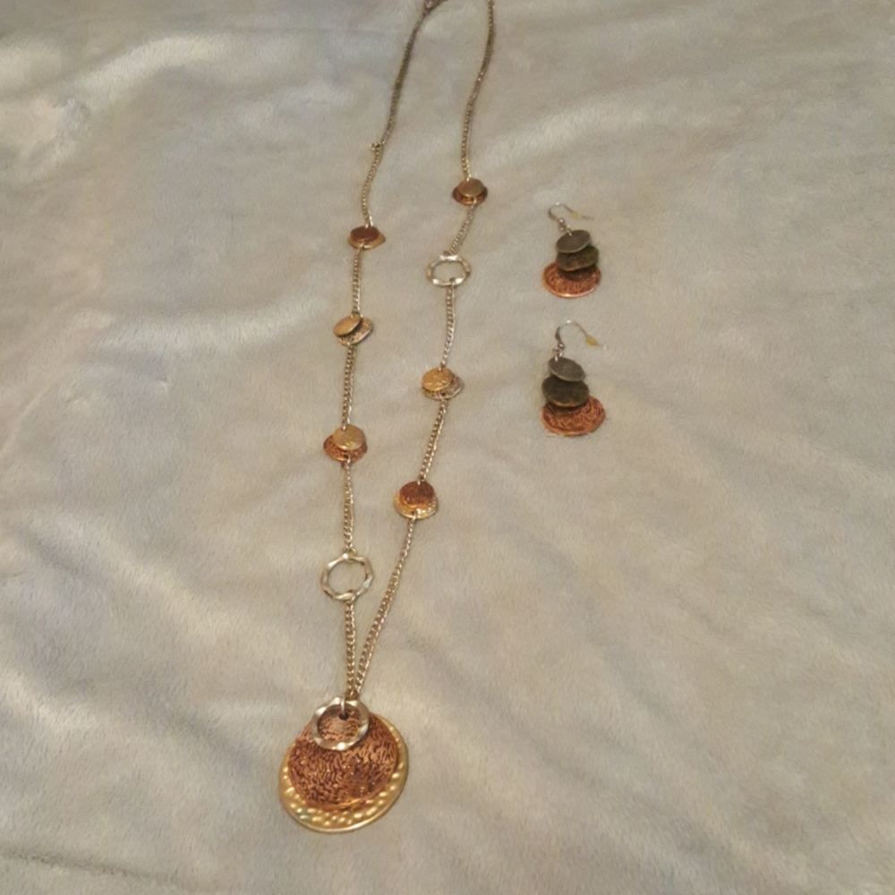 Multi-tone necklace and earring set.